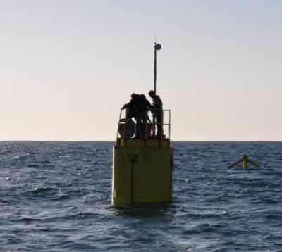 Técnicos sobre a bóia de aquacultura em alto mar