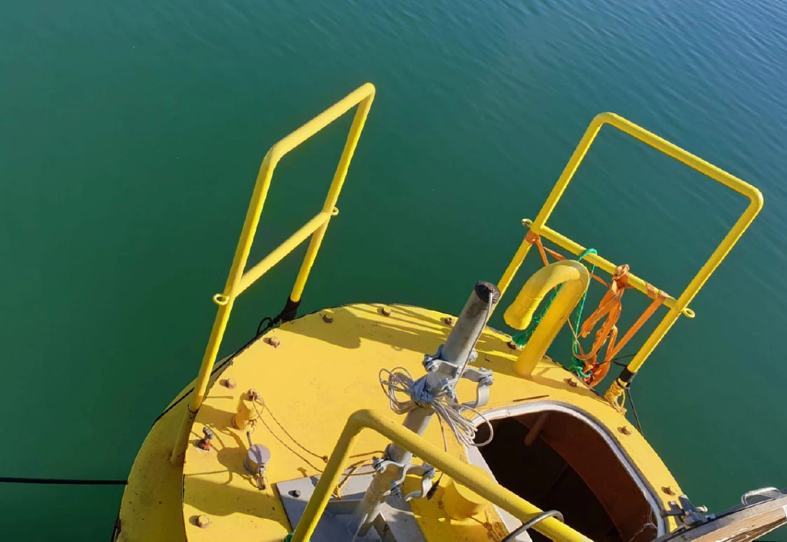 Bóia de aquacultura em alto mar