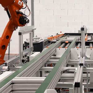 Braço robótico numa linha de produção industrial