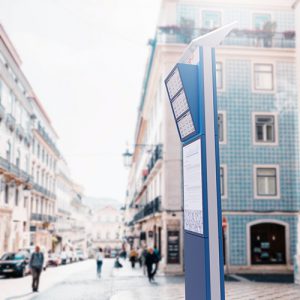 Totem de informação numa rua da cidade
