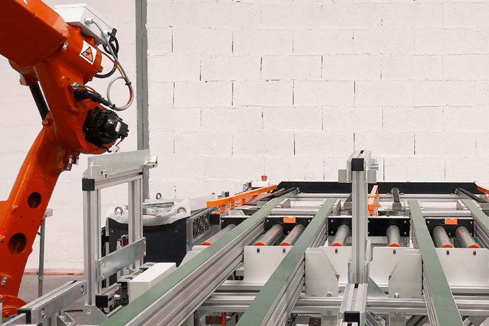 Linha de produção automatizada com braço robótico